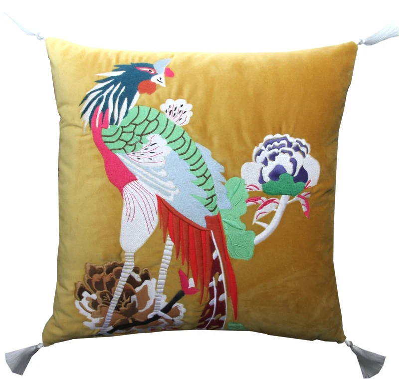 Casa Padrino Luxus Deko Kissen mit Troddeln Bird Gelb / Weiß 45 x 45 cm - Feinster Samtstoff - Luxus Deko Accessoires