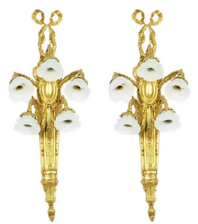 Casa Padrino Barock Wandleuchten Set Gold / Weiß 35 x 25 x H. 95 cm - Prunkvolle vergoldete Bronze Wandlampen mit rosenförmigen Glas Lampenschirmen