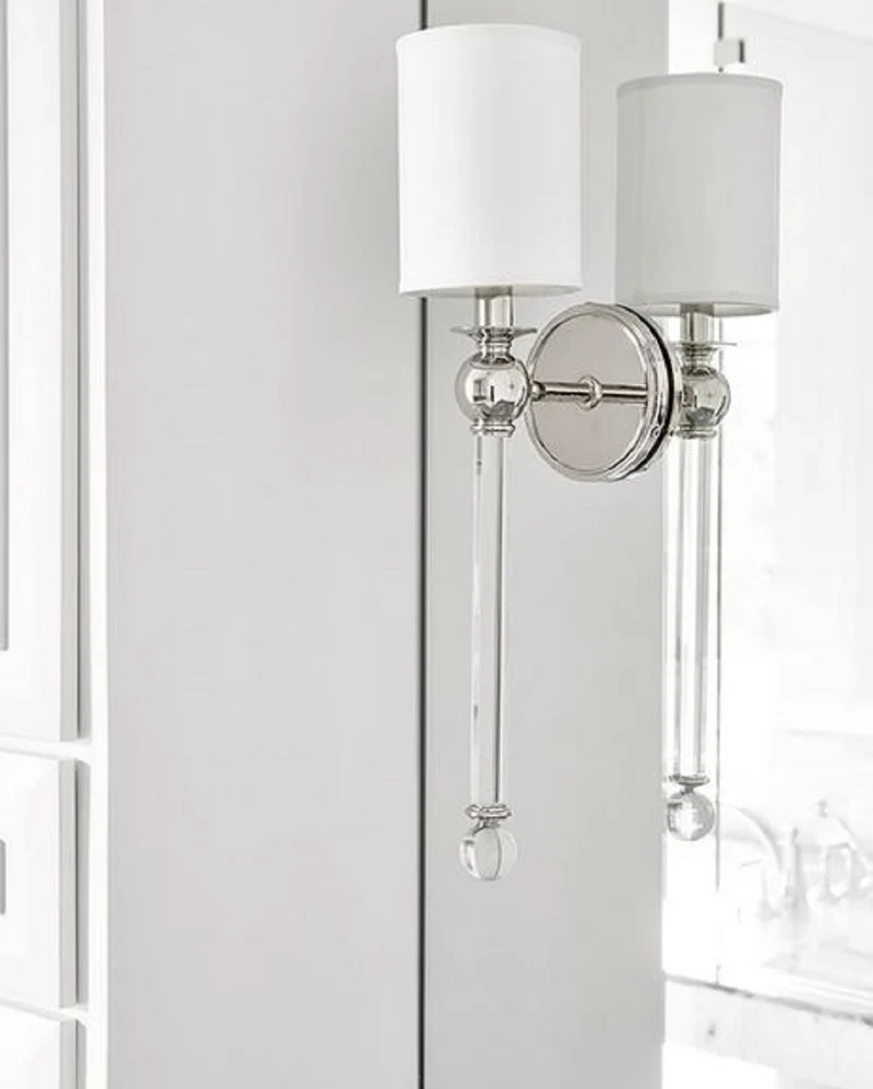 Casa Padrino Luxus Wandleuchte Silber / Weiß 12,7 x 17,2 x H. 56,5 cm - Wandlampe mit Kristallglas und rundem Seiden Lampenschirm