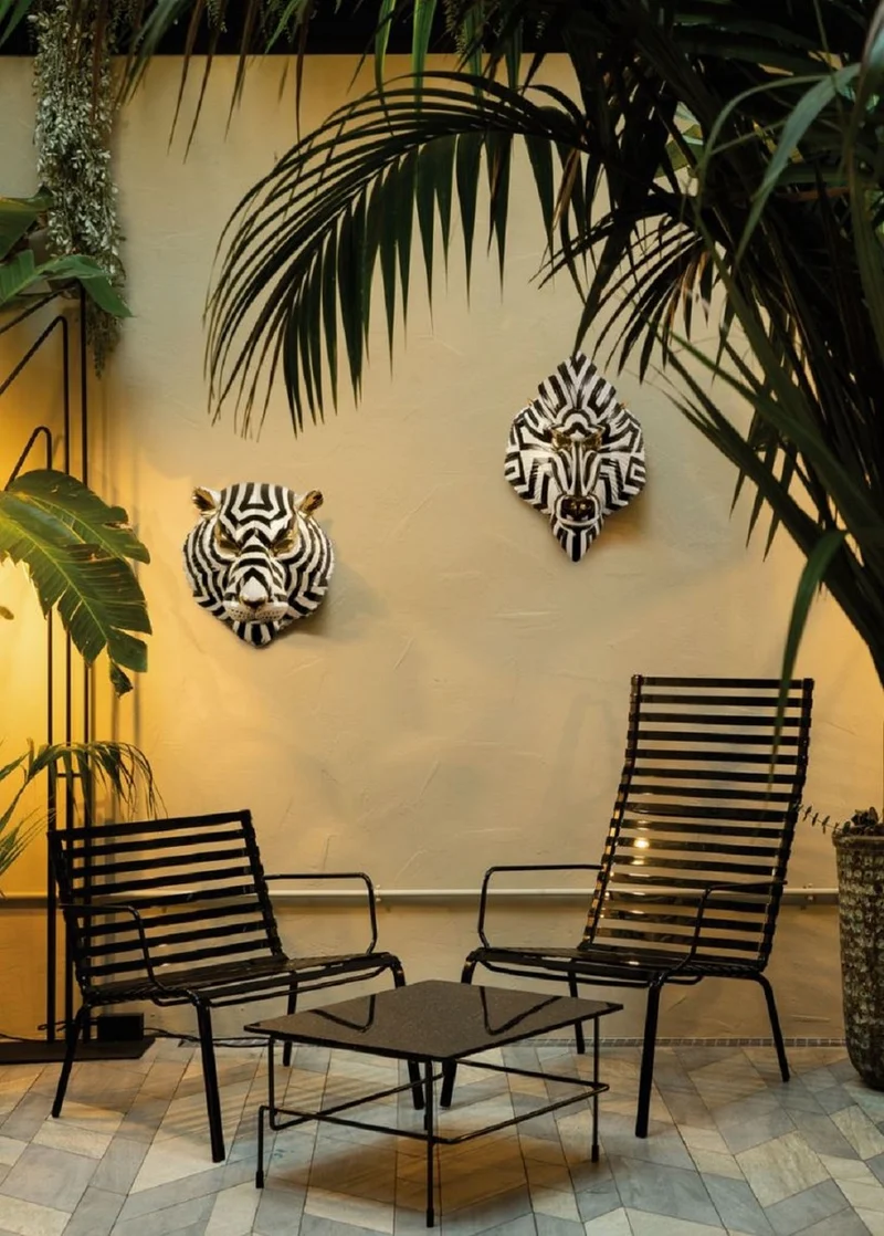 Casa Padrino Luxus Porzellan Deko Maske Pavian Affe Schwarz / Weiß / Gold 31 x 14 x H. 44 cm - Moderne handgefertigte Wanddeko - Erstklassische Qualität - Made in Spain