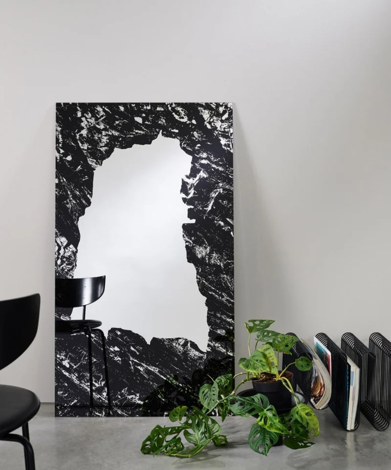 Casa Padrino Designer Wandspiegel Schwarz 70 x H. 123 cm - Wohnzimmer Spiegel - Garderoben Spiegel - Luxus Kollektion