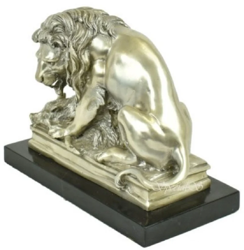 Casa Padrino Luxus Bronzefigur mit Marmorsockel Löwe mit Beute Silber / Schwarz 26 x 10 x H. 20 cm - Versilberte Bronze Skulptur