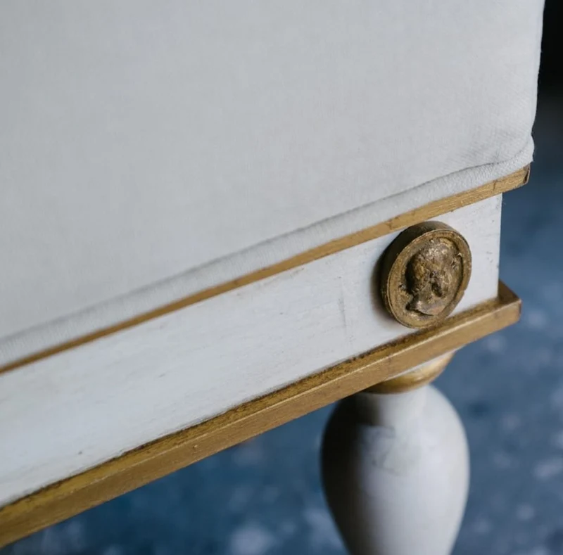 Casa Padrino Luxus Barock Hocker Weiß / Antik Gold 41 x 41 x H. 54 cm - Massivholz Sitzhocker im Barockstil - Barockmöbel