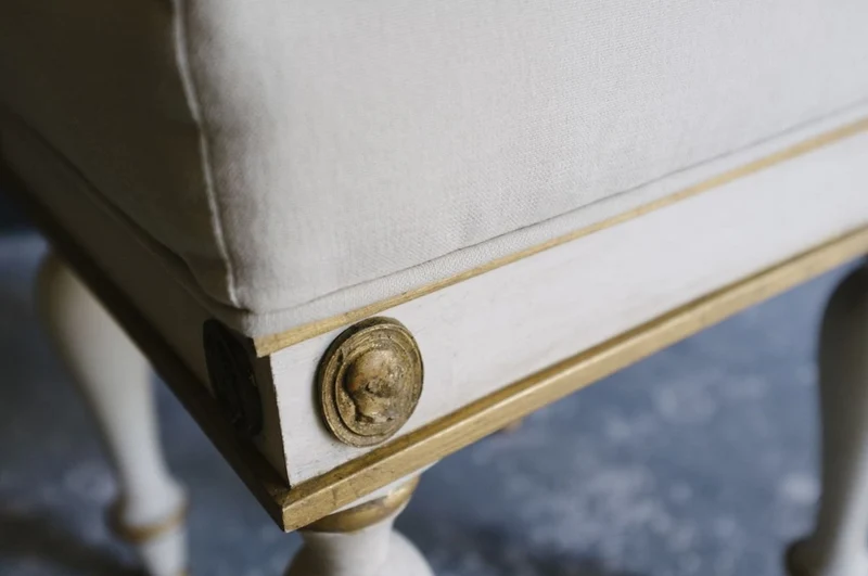 Casa Padrino Luxus Barock Hocker Weiß / Antik Gold 41 x 41 x H. 54 cm - Massivholz Sitzhocker im Barockstil - Barockmöbel