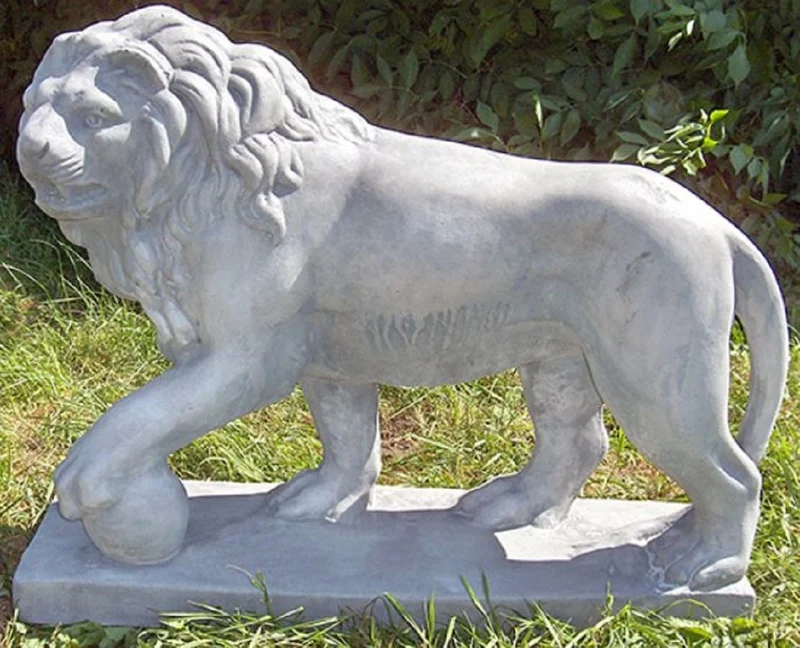 Casa Padrino Luxus Deko Skulptur Löwe mit Ball links Grau 75 x 22 x H. 58 cm - Prunkvolle Gartendeko