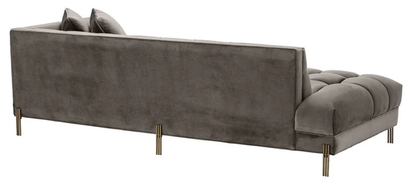 Casa Padrino Luxus Lounge Sofa Grau - Greige / Messingfarben 223 x 95 x H. 68 cm - Rechtsseitiges Wohnzimmer Sofa mit edlem Samtsoff und 2 Kissen