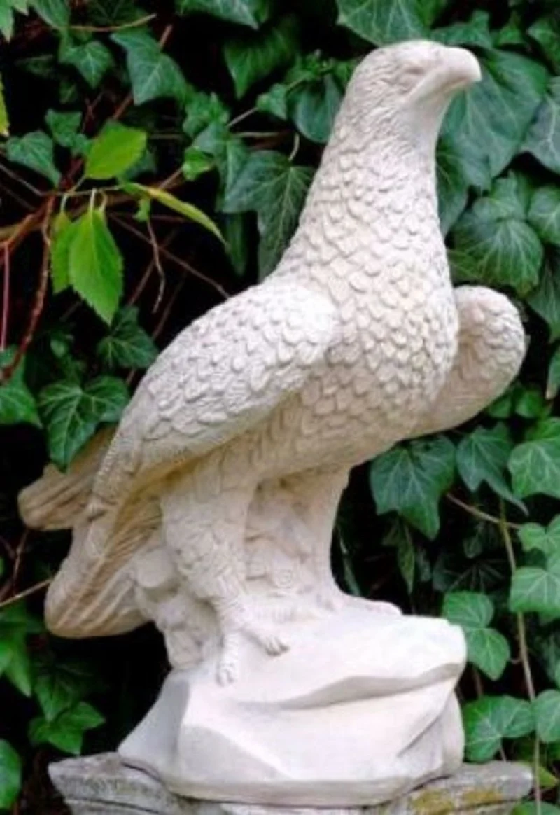 Casa Padrino Gartendeko Skulptur Falke Weißgrau 23 x 36 x H. 48 cm - Garten Terrassen Deko Accessoires