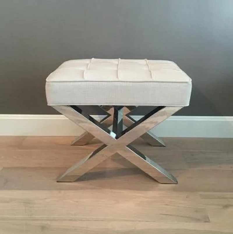 Casa Padrino Luxus Chesterfield Hocker Beige / Silber 60 x 50 x H. 47 cm - Wohnzimmermöbel - Luxus Kollektion