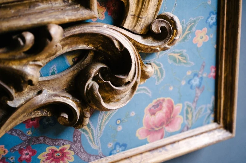Casa Padrino Barock Spiegel mit Blumen Design Mehrfarbig / Gold 104,5 x H. 128 cm - Prunkvoller handgefertigter Wandspiegel mit dekorativem Rahmen und wunderschönen Verzierungen