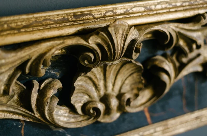 Casa Padrino Barock Spiegel Schwarz / Gold 104,5 x H. 128 cm - Prunkvoller handgefertigter Wandspiegel mit dekorativem Rahmen und wunderschönen Verzierungen