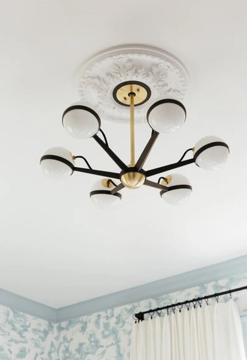 Casa Padrino Luxus LED Kronleuchter Bronze / Messing / Weiß Ø 70,5 x H. 16,5 cm - Kronleuchter mit kugelförmigen Lampenschirmen - Luxus Qualität