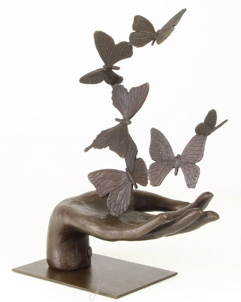 Casa Padrino Designer Skulptur Hand mit Schmetterlinge Bronze 26,7 x 13,7 x H. 33,5 cm - Luxus Deko