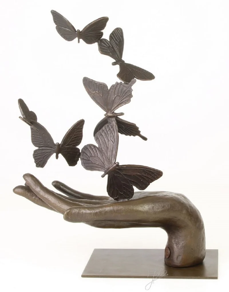 Casa Padrino Designer Skulptur Hand mit Schmetterlinge Bronze 26,7 x 13,7 x H. 33,5 cm - Luxus Deko