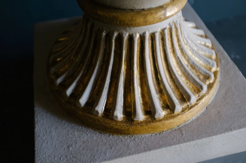 Casa Padrino Barock Gusseisen Vase mit Sockel Grau / Gold Ø 35 x H. 49 cm - Prunkvolle Gartendeko im Barockstil