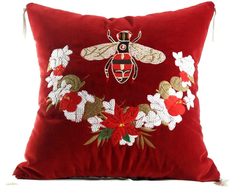 Casa Padrino Luxus Deko Kissen mit Troddeln Bee Rot / Mehrfarbig 45 x 45 cm - Feinster Samtstoff - Luxus Deko Accessoires