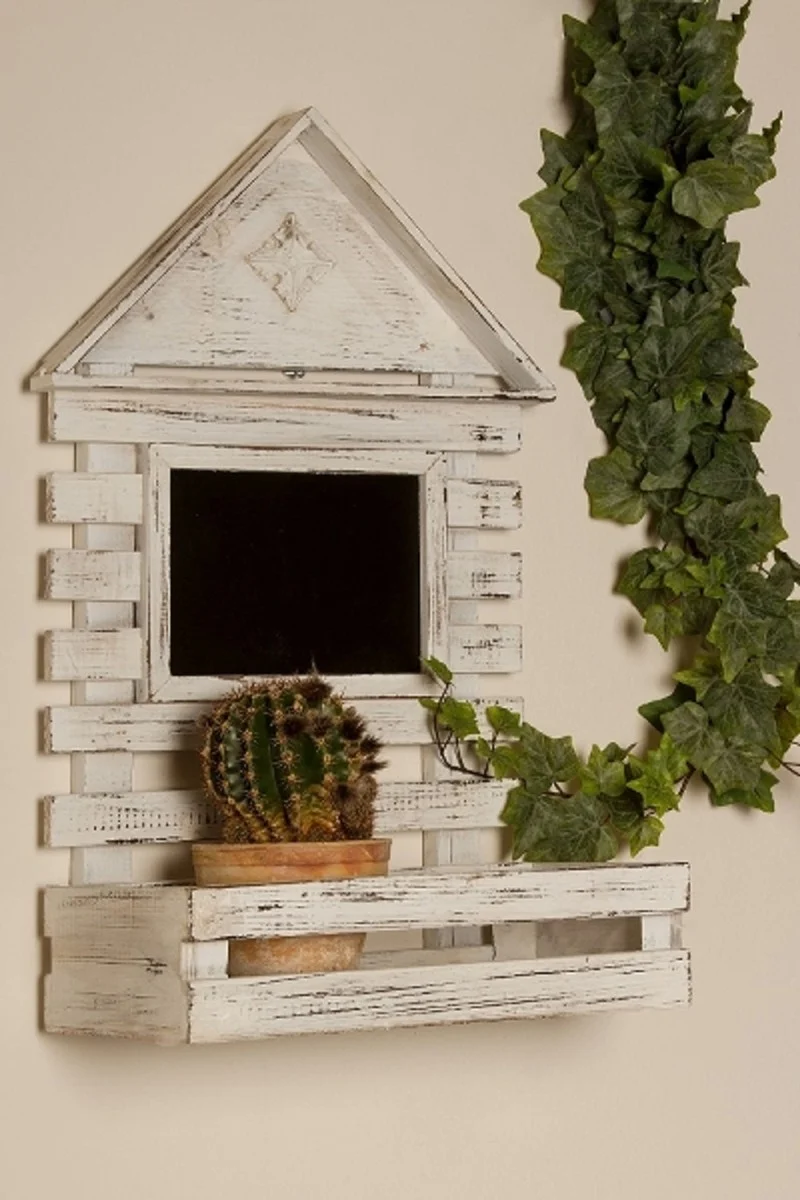 Casa Padrino Landhausstil Shabby Chic Wandhängeschrank Antik Weiß 60 x 21 x H. 38 cm - Handgefertigter Hängeschrank mit Kreidetafel