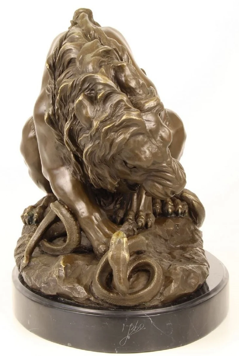 Casa Padrino Luxus Bronze Skulptur Löwe mit Schlange auf Marmorsockel Bronze / Gold / Schwarz 41 x H. 35 cm - Luxus Bronzefigur