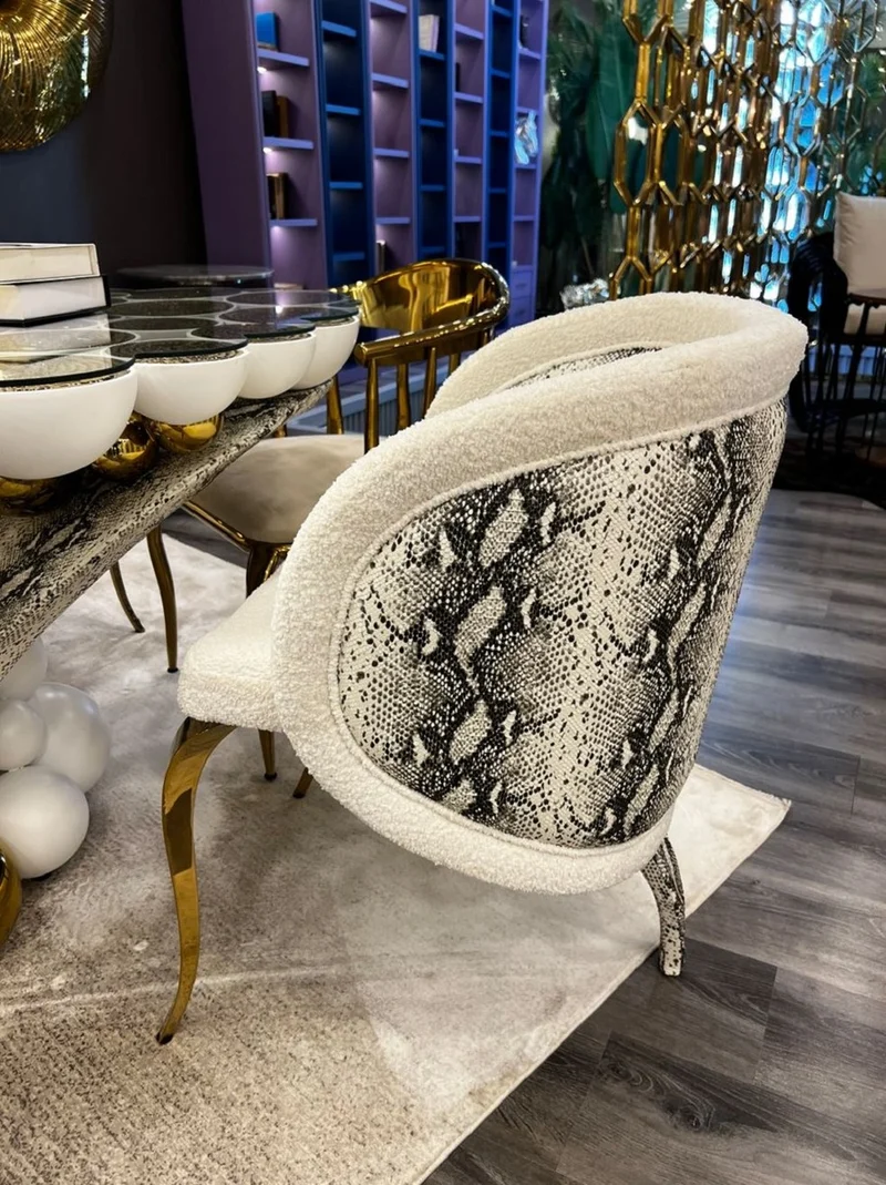 Casa Padrino Luxus Designer Esszimmer Stuhl mit Armlehnen Weiß / Schwarz / Gold 57 x 57 x H. 82 cm - Esszimmer Möbel - Luxus Möbel - Hotel & Restaurant Möbel - Designer Möbel