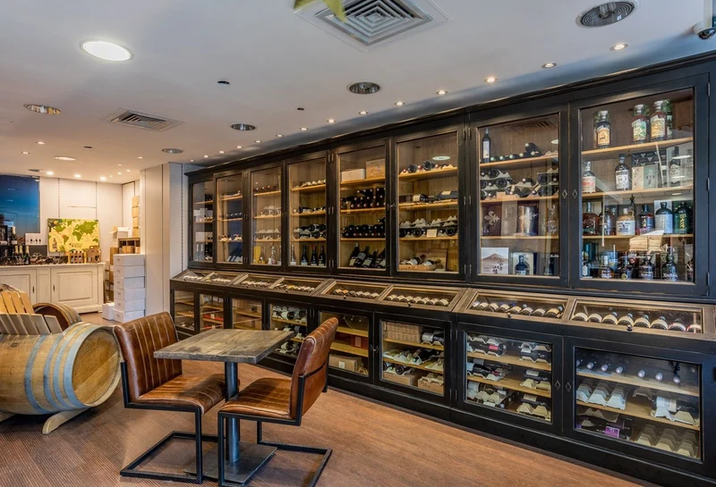 Casa Padrino Landhausstil Weinschrank Antik Schwarz / Naturfarben 440 x 70 x H. 240 cm - Massivholz Barschrank - Massivholz Schrank im Landhausstil - Bar Möbel - Landhausstil Möbel