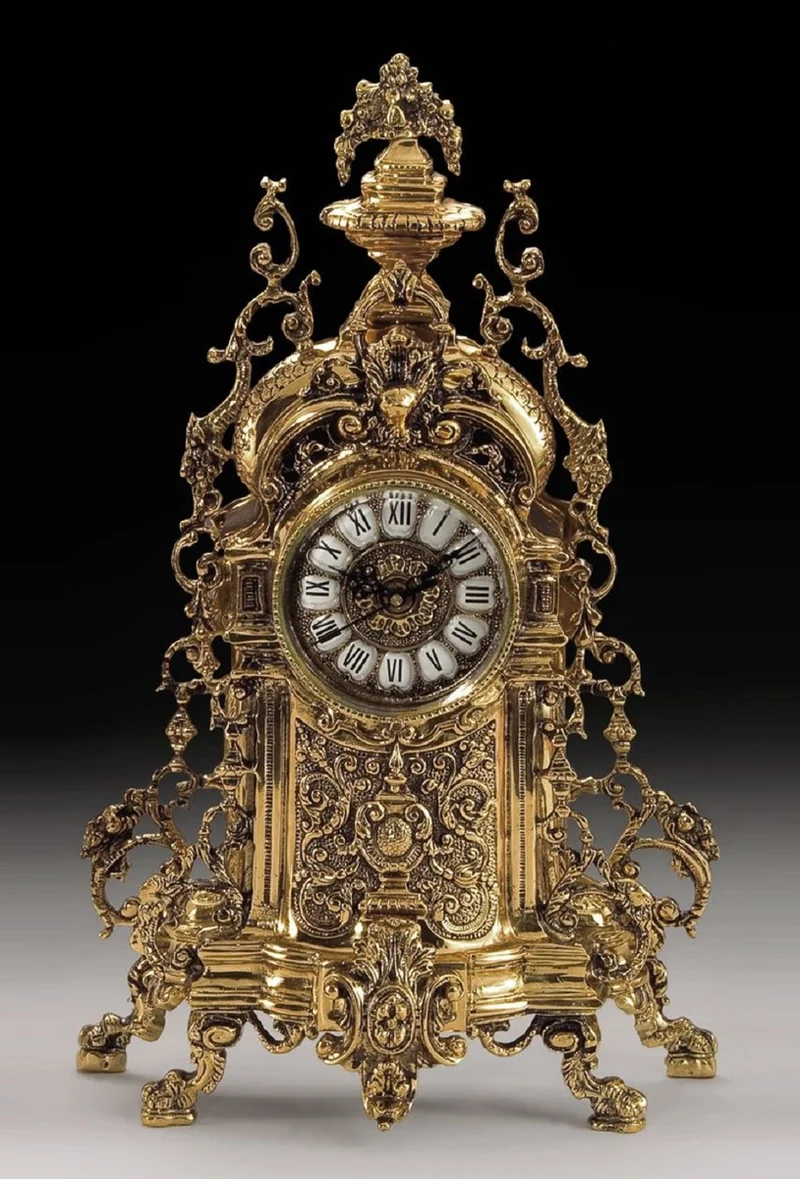 Casa Padrino Luxus Barock Tischuhr Gold 30 x H. 49 cm - Handgefertigte Bronze Uhr im Barockstil - Barock Schreibtischuhr - Barock Schreibtisch Deko - Barock Deko Accessoires - Barockstil Uhren