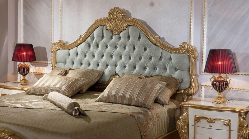Casa Padrino Luxus Barock Schlafzimmer Set Hellblau / Weiß / Beige / Gold - 1 Doppelbett mit Kopfteil & 2 Nachtkommoden - Schlafzimmer Möbel im Barockstil - Edel & Prunkvoll