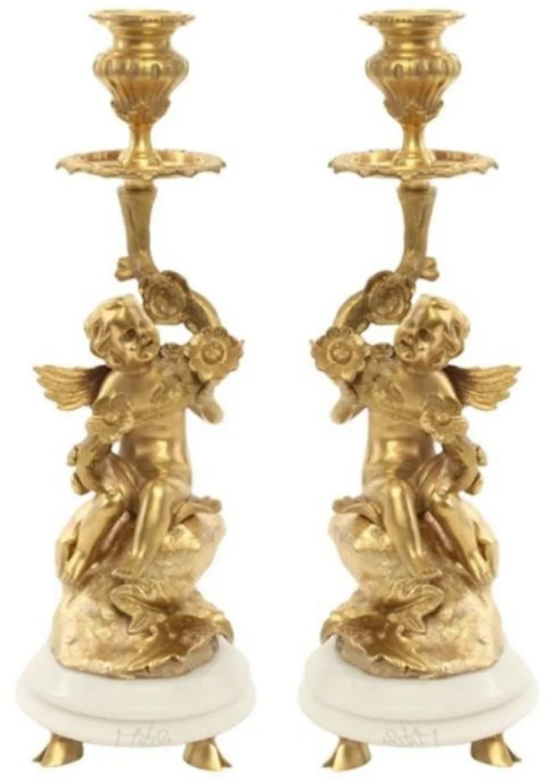 Casa Padrino Barock Kerzenhalter Set Engel Gold / Weiß 13,8 x 13,8 x H. 39,5 cm - Elegante Bronze Kerzenständer mit Marmorsockel - Barock Deko Accessoires - Barock Interior - Barock Möbel