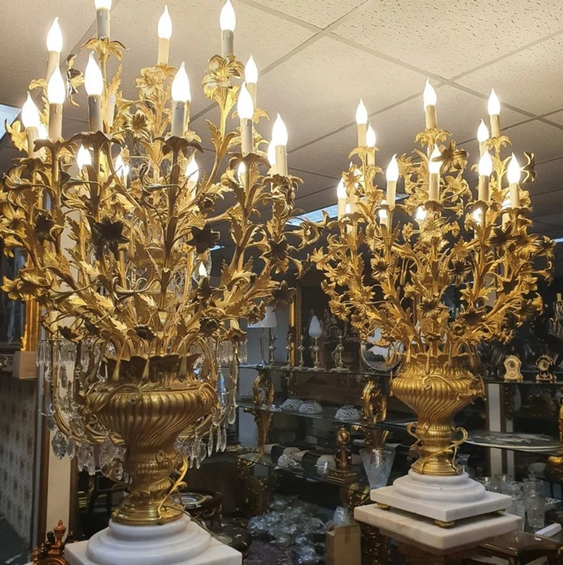 Casa Padrino Barock Tisch Kronleuchter Set mit Säulen Schwarz / Weiß / Gold - Prunkvolle Barockstil Deko Säulen mit Kronleuchter - Barock Deko Accessoires - Barock Möbel - Edel & Prunkvoll