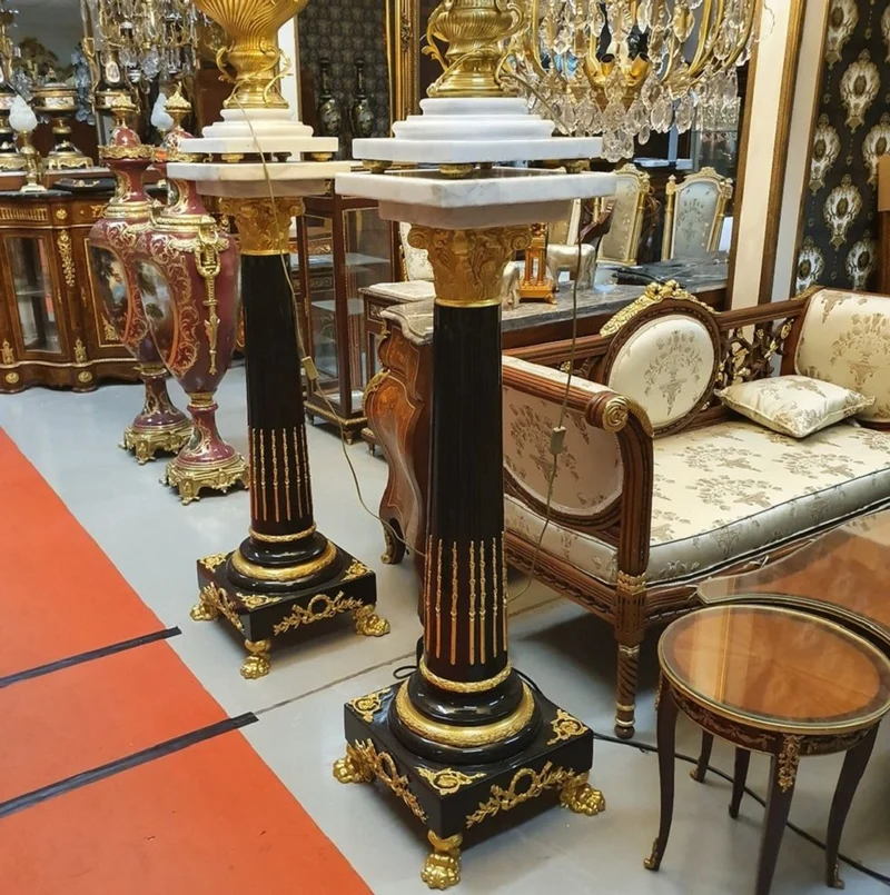 Casa Padrino Barock Tisch Kronleuchter Set mit Säulen Schwarz / Weiß / Gold - Prunkvolle Barockstil Deko Säulen mit Kronleuchter - Barock Deko Accessoires - Barock Möbel - Edel & Prunkvoll