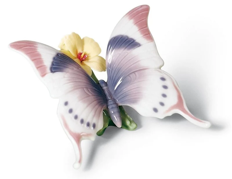 Casa Padrino Luxus Porzellan Schmetterlingsfigur Skulptur auf Blume mehrfarbig 11 x H. 6 cm