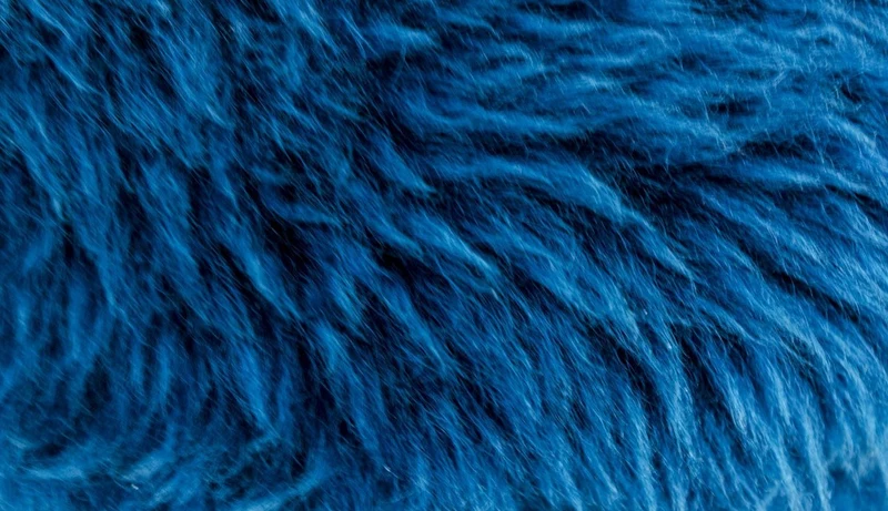 Casa Padrino Luxus Sitzhocker Blau / Schwarz Ø 40 x H. 57 cm - Hocker mit echtem Schafsfell