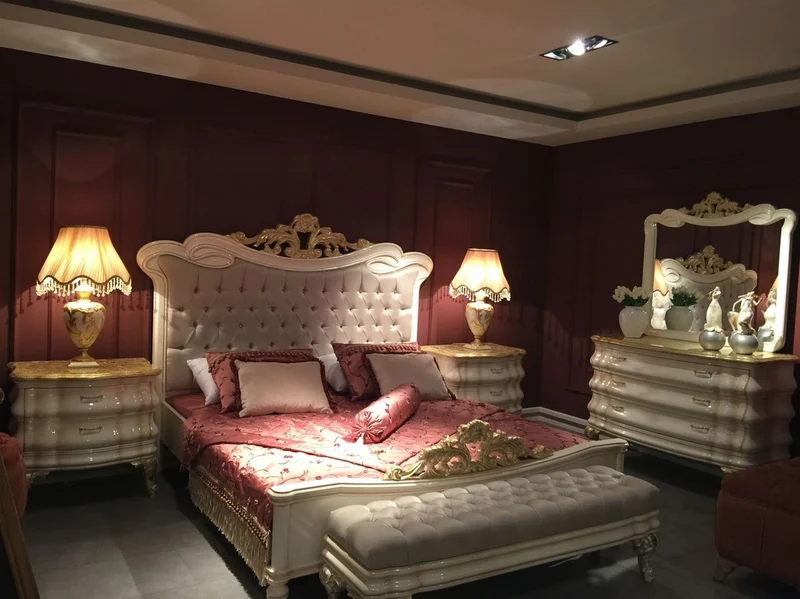 Casa Padrino Luxus Barock Schlafzimmer Set Grau / Weiß / Gold - 1 Barock Doppelbett & 2 Barock Nachtkommoden & 1 Barock Sitzbank - Barock Schlafzimmer Möbel - Edel & Prunkvoll