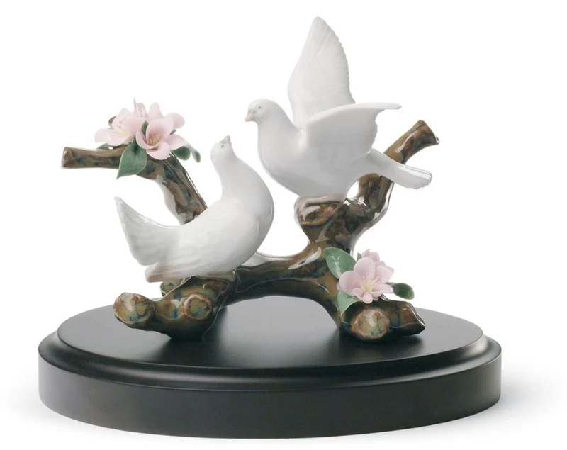 Casa Padrino Luxus Porzellan Tauben Skulptur auf Holzsockel Mehrfarbig Ø 14 x H. 11 cm - Exklusive Deko-Figur