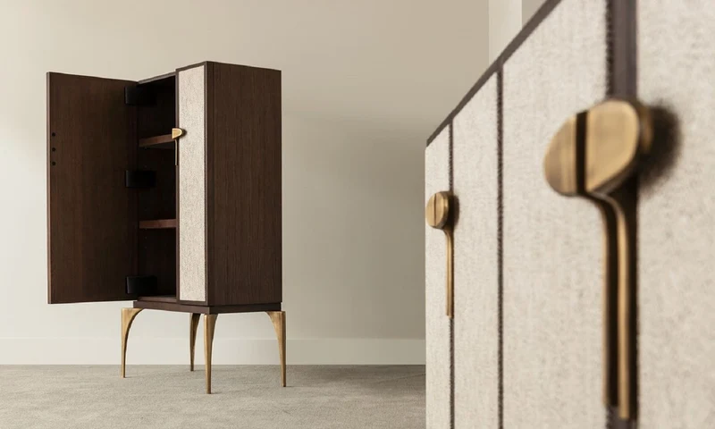 Casa Padrino Designer Barschrank Braun / Grau / Messing 90 x 50 x H. 160 cm - Massivholz Schrank mit 2 Türen - Wohnzimmer Möbel - Hotel Möbel - Luxus Kollektion