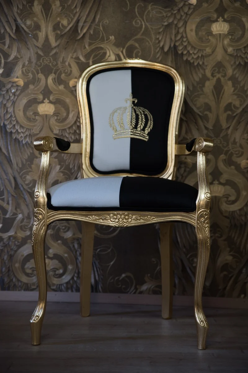 Casa Padrino Pompöös by Harald Glööckler Barock Esszimmerstuhl mit Armlehnen, Schwarz / Weiß / Gold, 48 x 54 x 100 cm