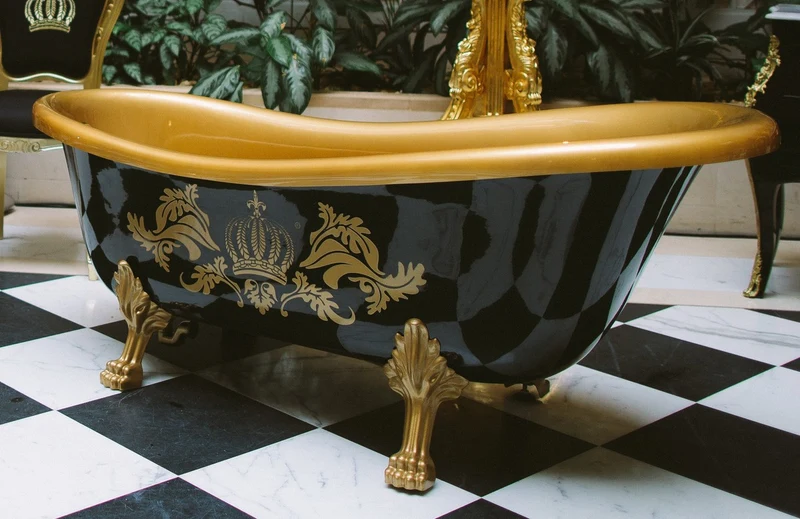 Pompöös by Casa Padrino Luxus Badewanne Deluxe freistehend von Harald Glööckler Schwarz / Gold / Schwarz 1560mm mit goldfarbenen Löwenfüssen