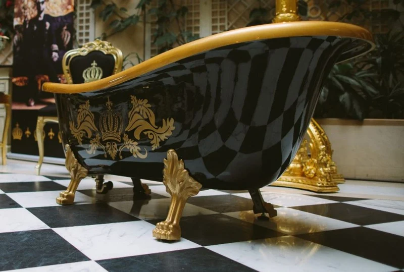 Pompöös by Casa Padrino Luxus Badewanne Deluxe freistehend von Harald Glööckler Schwarz / Gold / Gold 1695mm mit goldfarbenen Löwenfüssen