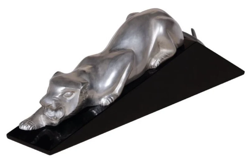 Casa Padrino Luxus Dekofigur Puma Silber / Schwarz 60 x 11 x H. 20 cm - Elegante Messing Figur mit Holzsockel - Deko Skulptur