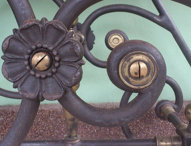 Casa Padrino Nostalgie Gartentisch aus Schmiedeeisen mit weißer Marmorplatte - 135 cm x 55 cm x H70 cm - Luxus Gartenmöbel