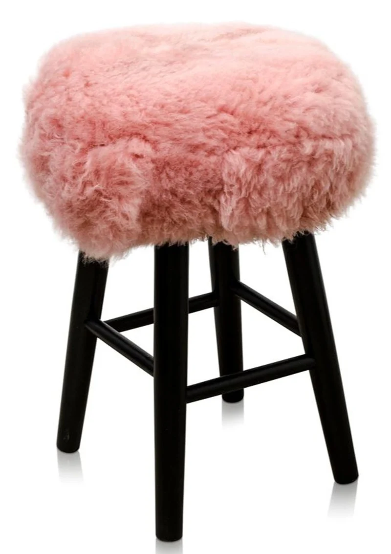 Casa Padrino Luxus Sitzhocker in Rosa und Schwarz, Ø 40 x H. 57 cm, Hocker aus Kiefernholz mit weichem Schafsfell