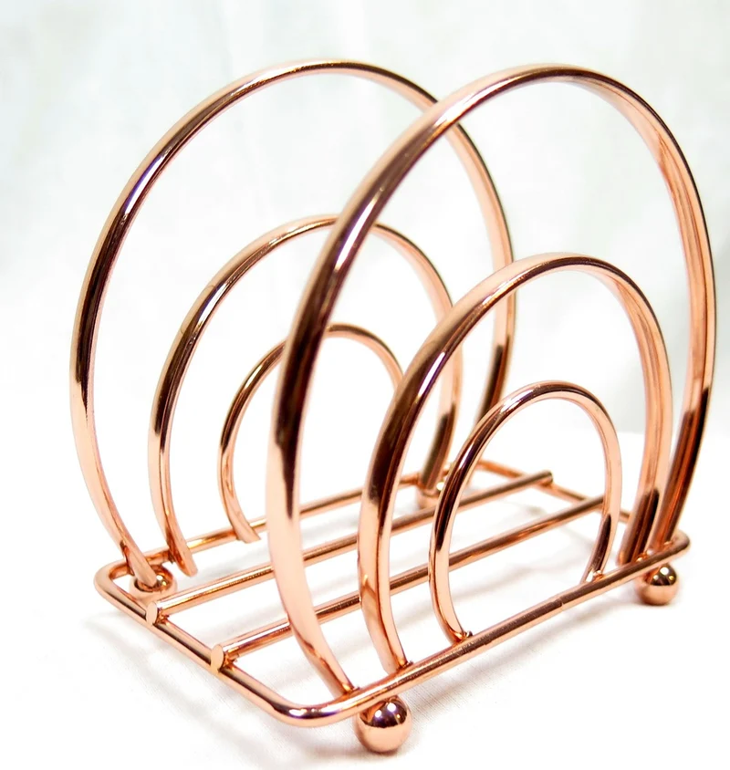 Casa Padrino Briefumschlag Ständer Rosegoldfarben 12 x 6.5 cm x H10.5cm - Brief Umschlag Halter - Büro Accessoires