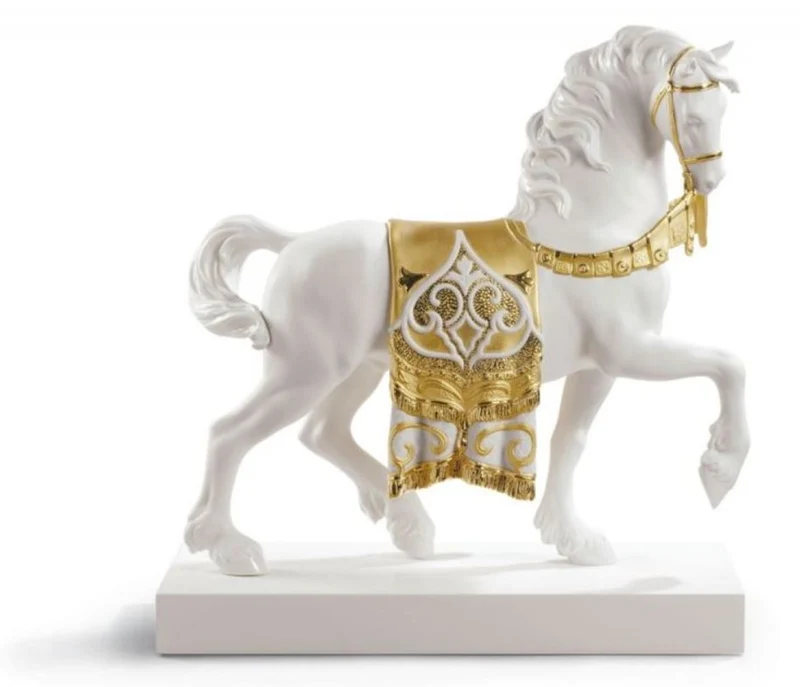 Casa Padrino Luxus Porzellan Königliches Ross Weiß / Gold 40 x 42 cm - Handgefertigte Deko Skulptur