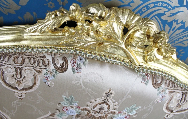Casa Padrino Barock Sofa im italienischen Stil, Creme mit Goldmuster und Goldrahmen, 138 x 68 x 111 cm