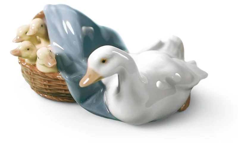 Casa Padrino Luxus Porzellan Skulptur Ente mit Nachwuchs mehrfarbig, Breite 9 cm, Höhe 6 cm - Handgefertigte & handbemalte Dekofigur